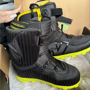 New balance men’s snowboarding boots -size 11